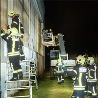 33486455-die-feuerwehr-prien-sichert-die-ltg-turnhalle-a70.jpg