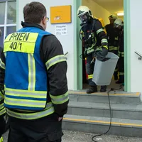 230206_ffw_einsatz_bahnhof_prien_rauchentwicklung_papierkorb_a.jpg